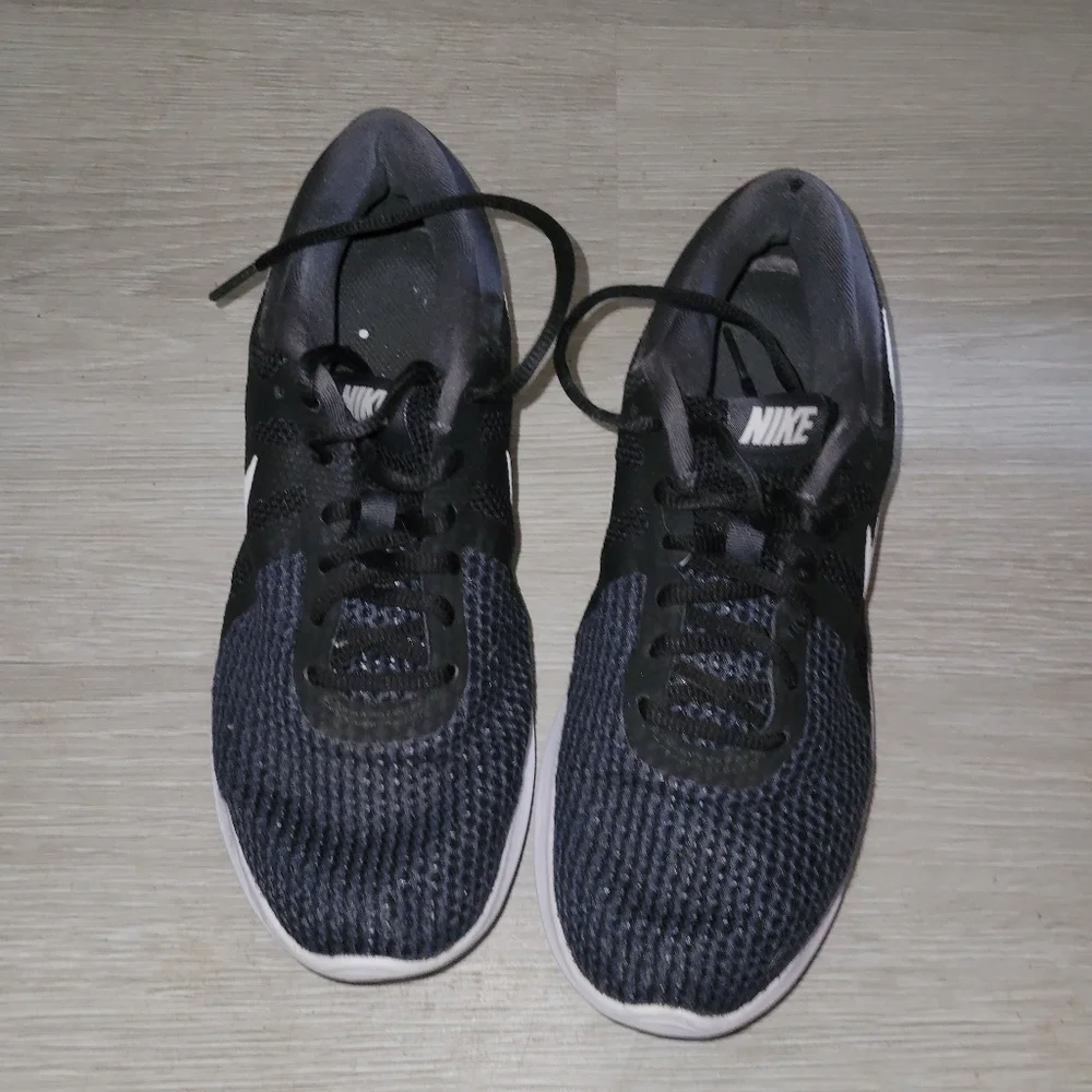 NIKE REVOLUTION 8.5 Sneakers Breathable Mesh Outdoor Workout Beach Coastal Comfy - Picture 5 of 7